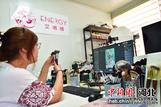 图为河北省沧州市青县一家化妆刷企业内，员工正在通过网络直播进行销售。 作者 尹向平